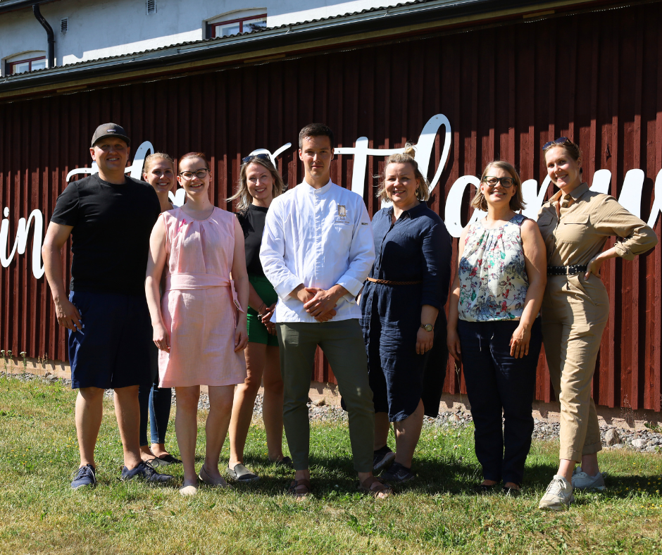 Vuoden kokki Jonathan Slotte retkiseurueen ja Krannin tilan isännän ja emännän kanssa. Vuoden tarjoilija Joonas Heino oli estynyt retkipäivänä.