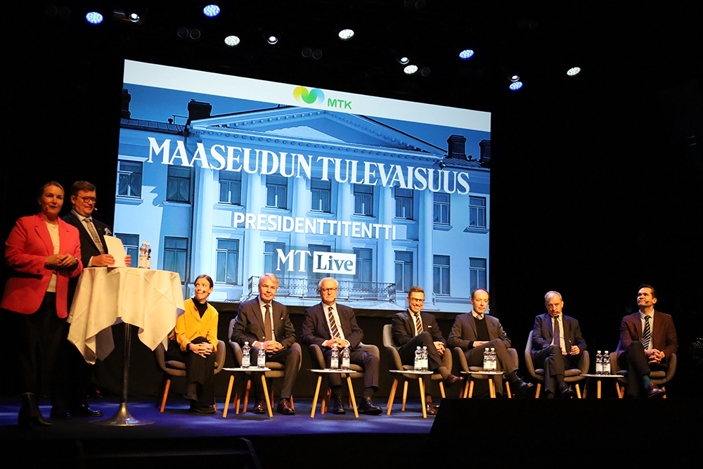 Vasemmalta juontajat Laura Ruohola ja Jouni Kemppainen sekä panelistit Li Andersson, Pekka Haavisto,Olli Rehn, Alexander Stubb, Jussi Halla-Aho, Harry Harkimo ja Mika Aaltola. 