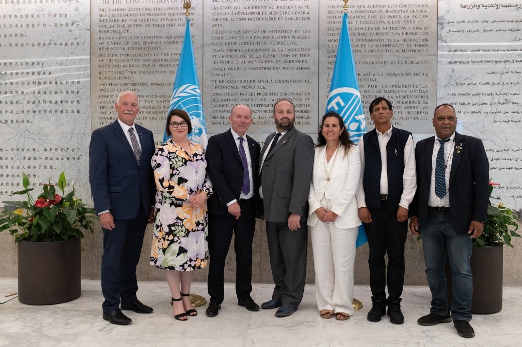 Vasemmalta Keith Currie (Kanada), Kati Partanen (Suomi), puheenjohtaja Arnold Puech d’Alisac (Ranska), pääsihteeri Andrea Porro, Eloisa Frederking (Argentiina), Khem Bahadur Pathak (Nepal), Gunsham Seeborun (Mauritius). Kuvasta puuttuu varapuheenjohtaja Fiona Simson (Australia). 