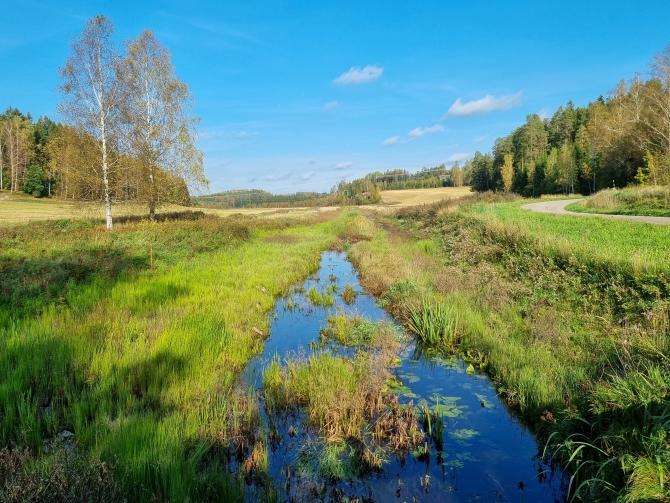 Vesistöjen kuormitusta pyritään vähentämään mm. 2-tasouomien avulla. Kuva: Kulmala