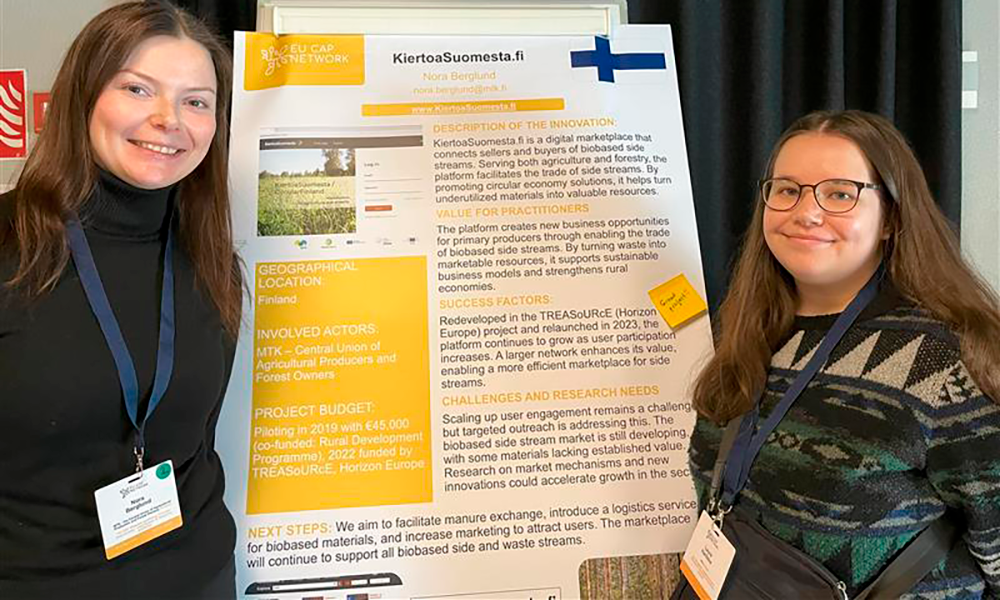 KiertoaSuomesta.fi -markkinapaikkaa esittelivät vasemmalta Nora Berglund ja Laura Hartikka.  