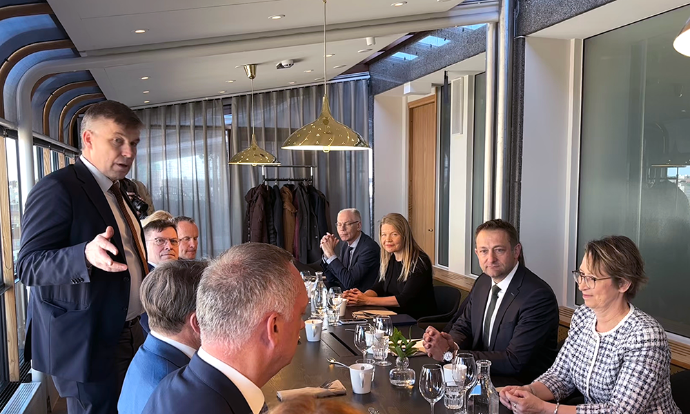 Vasemmalla Johan Åberg, Mats Nylund, Juha Marttila, Jyrki Wallin ja Marko Mäki-Hakola. Oikealla Sari Essayah, Christophe Hansen, Taru Haapaniemi ja Kari Valonen.