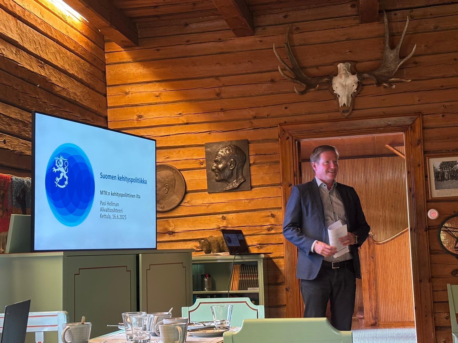 UM:n alivaltiosihteeri Pasi Hellman esitteli Suomen kehityspolitiikan linjauksia Kettulassa