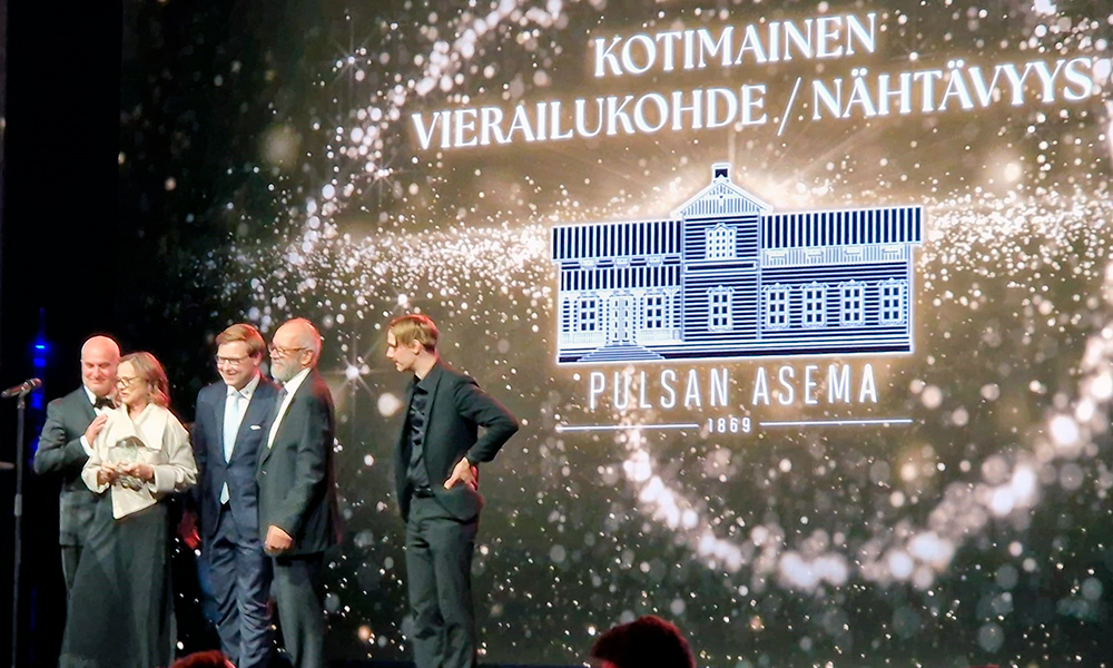 Vasemmalta SMALin puheenjohtaja Timo Saranpää, matkailuyrittäjä Petra Karjalainen, Helsingin pormestari Daniel Sazonov, matkailuyrittäjä Lasse Karjalainen ja Kim Kärnä, Makea Coffee / Pulsan asema