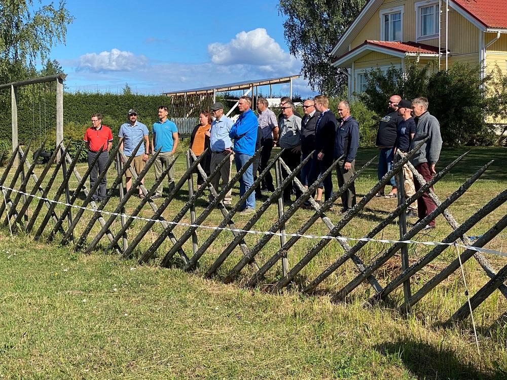 MTK-liittojen puheenjohtajat vierailivat Sanna ja Markku Hämäläisen maitotilalla Savonlinnassa. Kuva: Tero Lahti