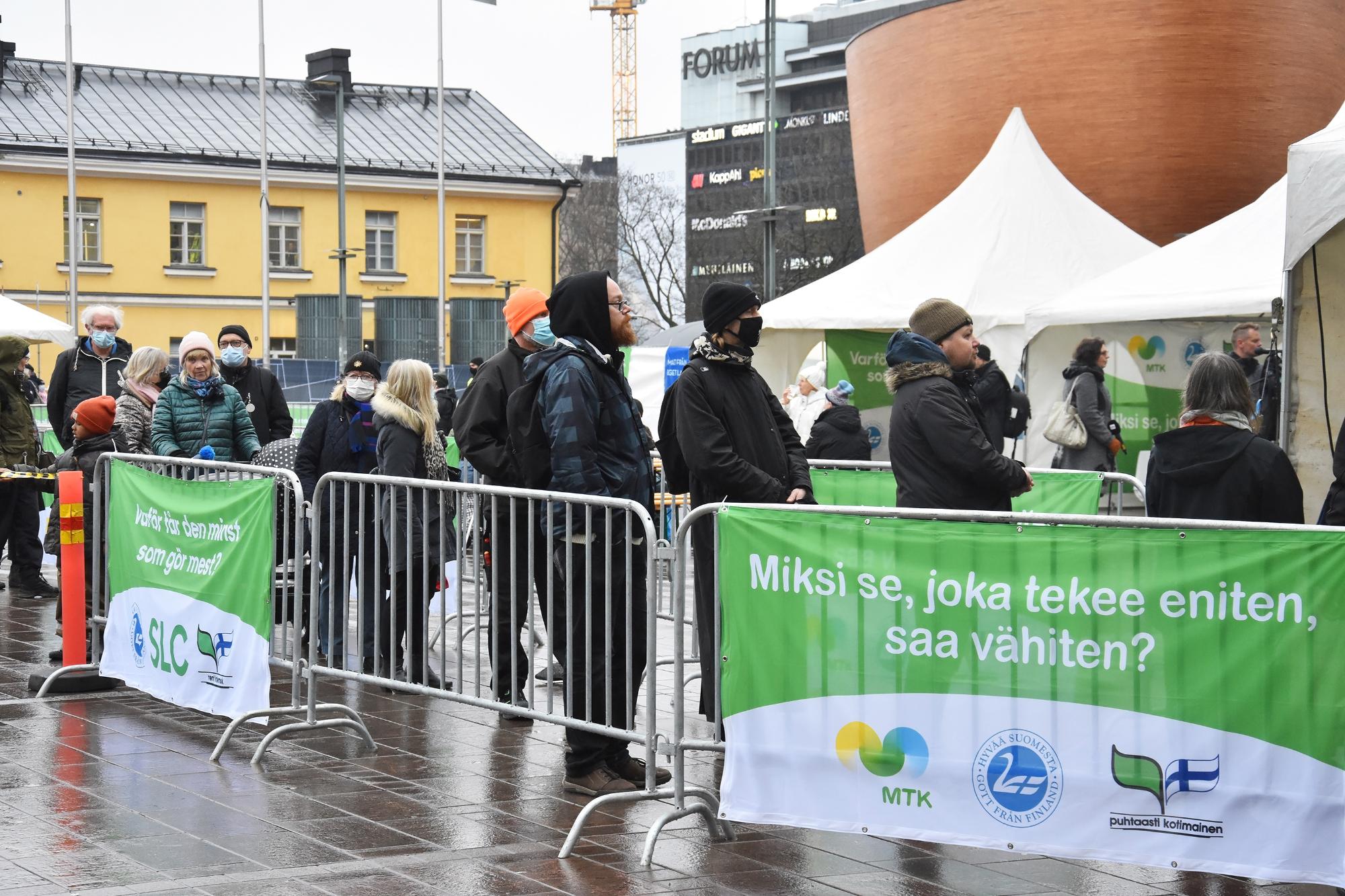 MTK:n ja SLC:n tapahtumassa Helsingin Narinkkatorilla 17.11. myytiin ruokaa tuottajahinnalla