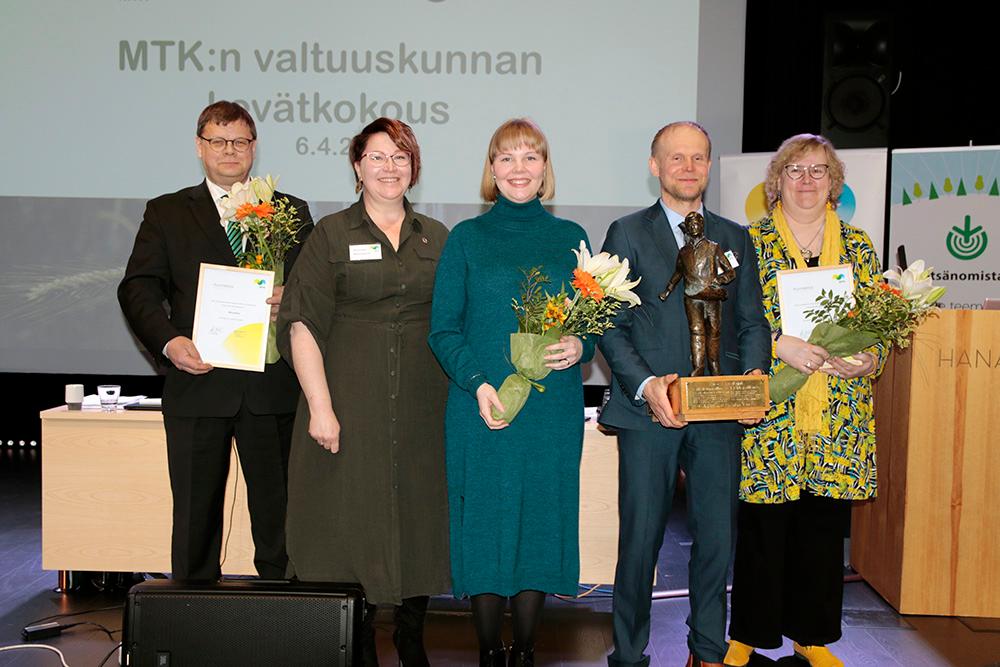 Vasemmalta Kimmo Ihalainen (MTK-Joroinen), Kati Partanen, Pia Laajalahti, Perttu Sirviö ja Sari Lantta (MHY Mänty-Saimaa)