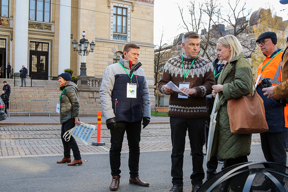 Vasemmalta MTK:n toiminnanjohtaja Jyrki Wallin, MTK:n pj. Juha Marttila, perussuomalaisten pj. Riikka Purra ja MTK:n metsävaltuuskunnan pj. Mikko Tiirola luovuttivat perussuomalaisten puheenjohtaja Riikka Purralle järjestöjen esityksen hallitusohjelmaan. 